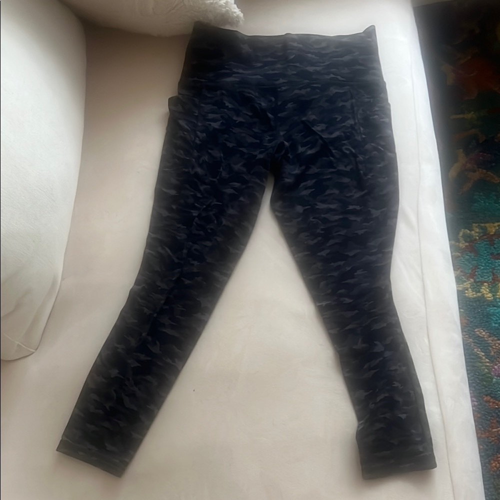 Athleta Stash pocket printed 7/8 medium